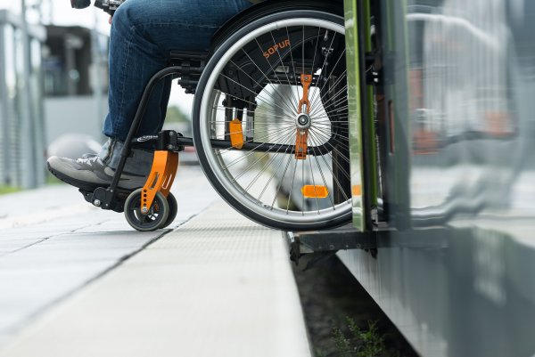 Rampe für Rollstuhlfahrer verlässt Zug