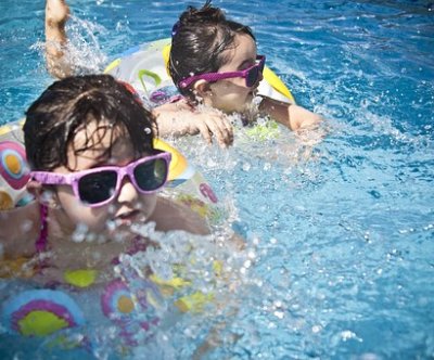 Kinder im Schwimmbad