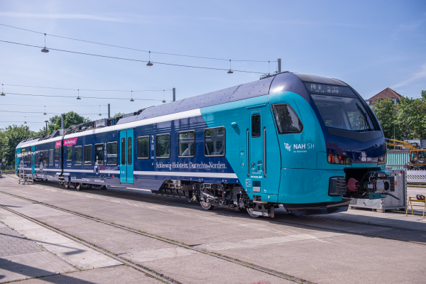 Akku-Zug auf Werksgelände Stadler Velten