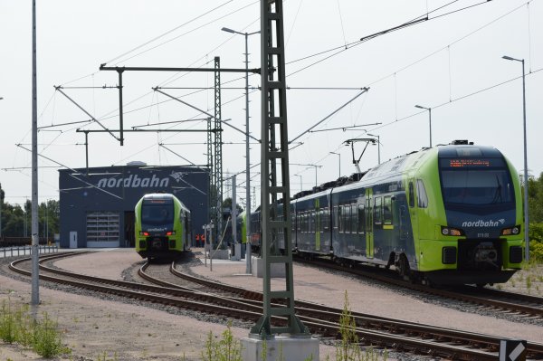 Züge mit Werkstatt im Hintergrund