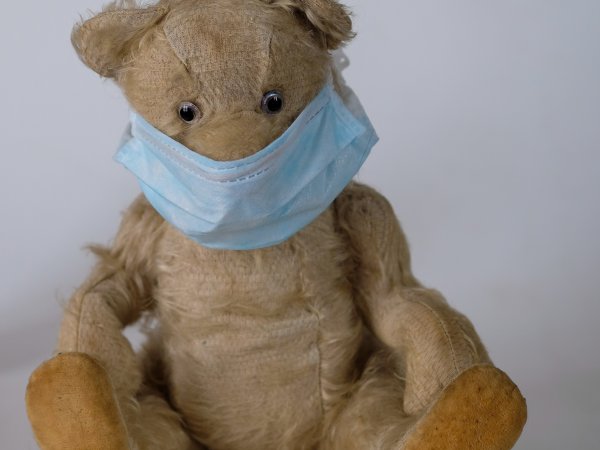 Teddy mit Maske